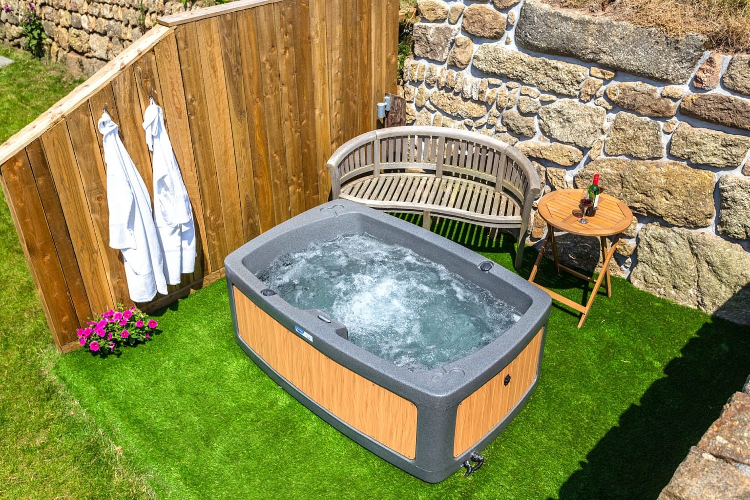 Shepherd's Hut for 2 in Cornwall with private garden and secluded hot tub