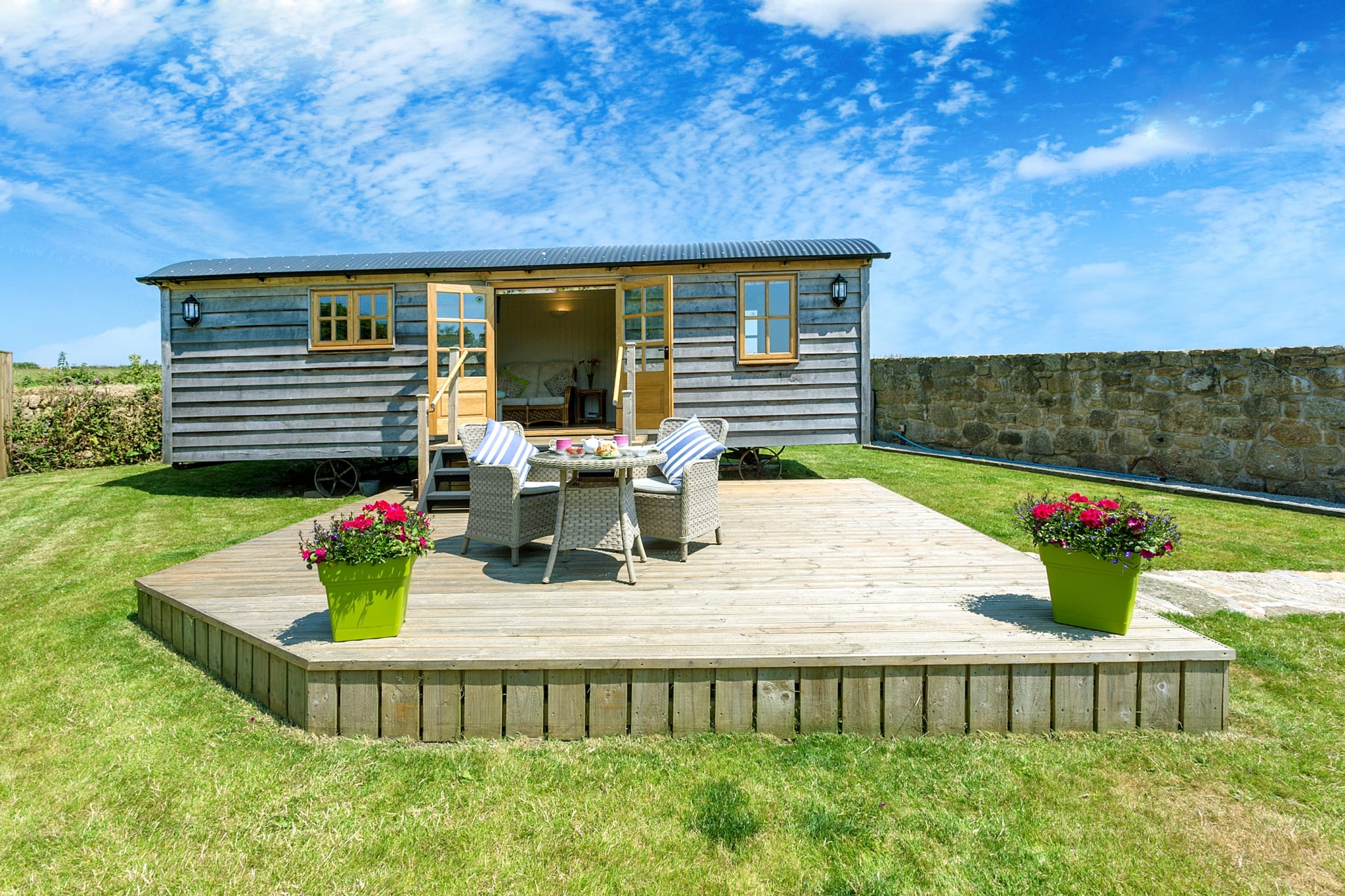 Shepherd's Hut for 2 in Cornwall with private garden and secluded hot tub